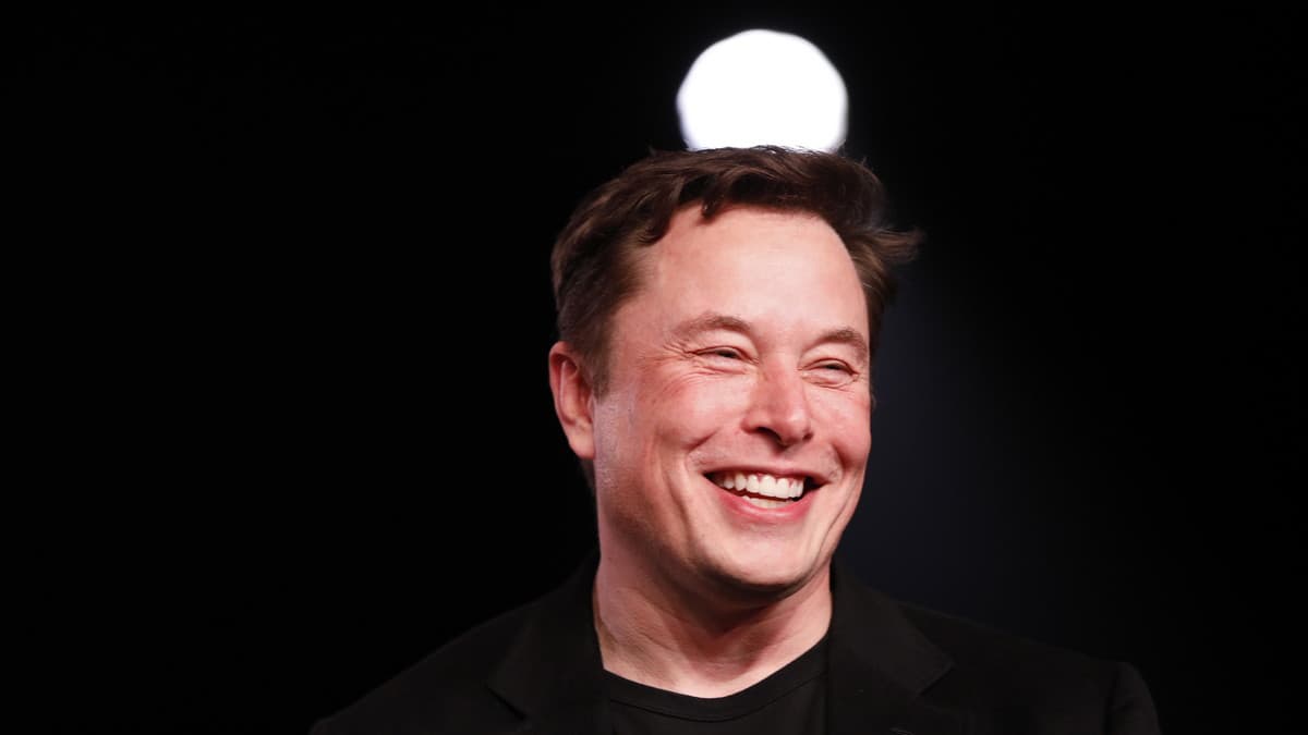 Elon Musk buys Twitter, Elon Musk May Have Joined Twitter Board To Kick Out Jack Dorsey , Elon Musk wears a wild grin as he climbs up the chart