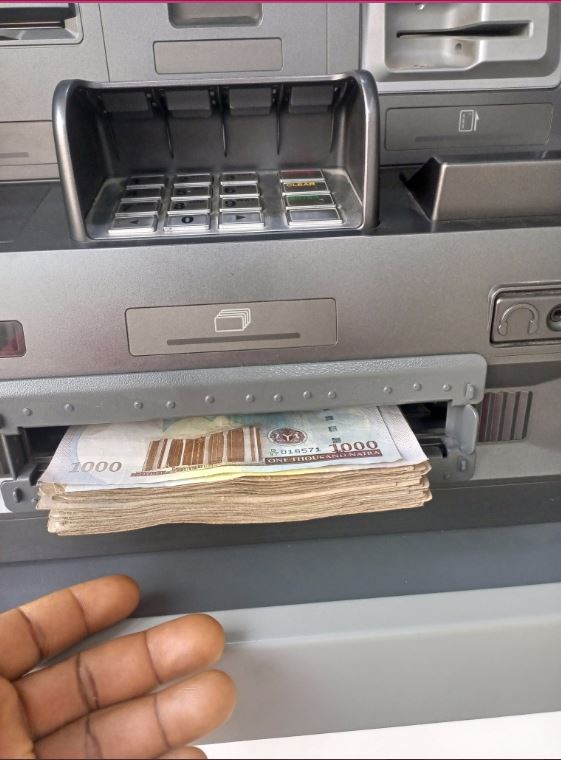 Many Lagos residents still using old Naira notes may definitely lose their funds after Friday which marks the deadline by the CBN for Nigerians to exchange the old notes with the new Naira Do These If ATMs Dispense Old Naira Notes To You CBN